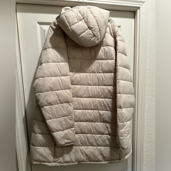 Amazon Essentials Women's Lightweight Water-Resistant Hooded Puffer Coat- Cream - Picture 4 of 9